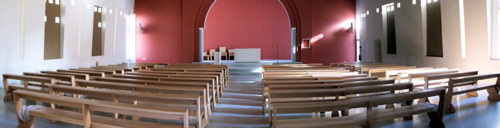 L'intérieur de l'église avec les bancs